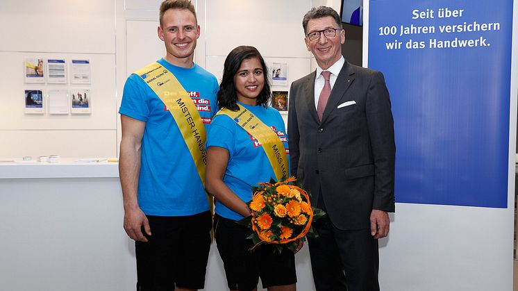 Ulrich Leitermann, Vorstandsvorsitzender der SIGNAL IDUNA Gruppe, gratulierte Priyanka Balamohan (23) aus Köln und Robert Dittrich (22) aus Leipzig zu ihren Titeln Miss und Mister Handwerk 2019.  Foto: Werbefotografie Weisss