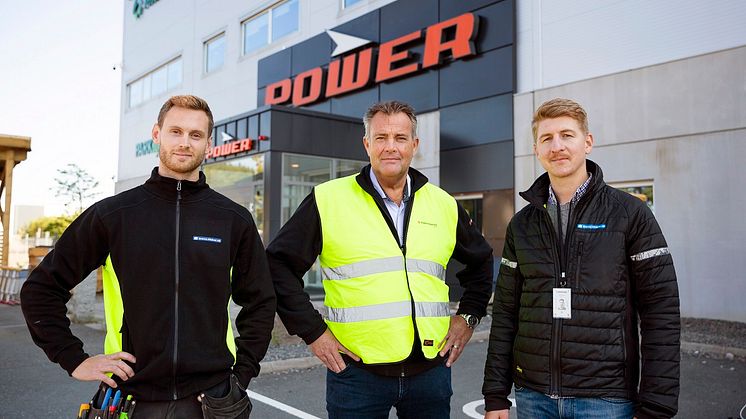 Adam Björkengren och Oscar Lager från Gränna Eltjänst tillsammans med Elektroskandias Mats Rustan (mitten).