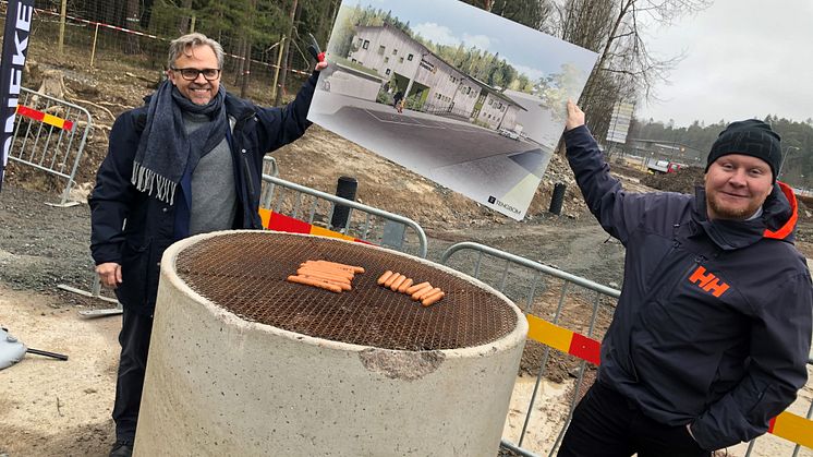 Det blev premiärgrillning intill byggplatsen där nya förskolan Rödklövern kommer ligga. På förskolegården kommer barn och pedagoger ha en helt egen grillplats.