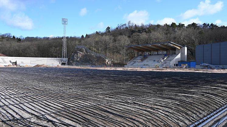 Fotbollsplan och östra läktaren 