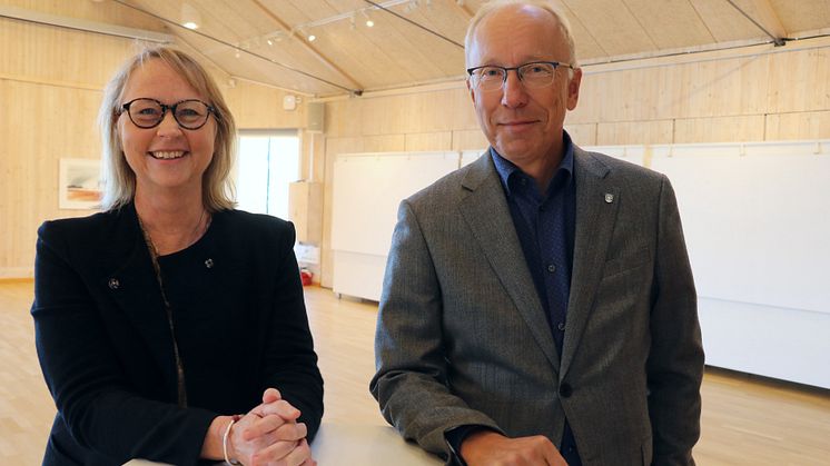 Katarina Hillberg, konceptutvecklare på Riksbyggen, och Henrik Lindh, kommundirektör Orust kommun.