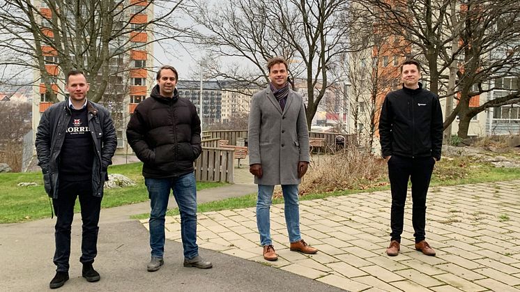 Från vänster Christian Sylva, bitr. projektledare Riksbyggen, Martin Nilsson projektledare Riksbyggen, Kent Fritsö, ordförande Göteborgshus 22 och Filip Strömgren, energiingenjör Riksbyggen.