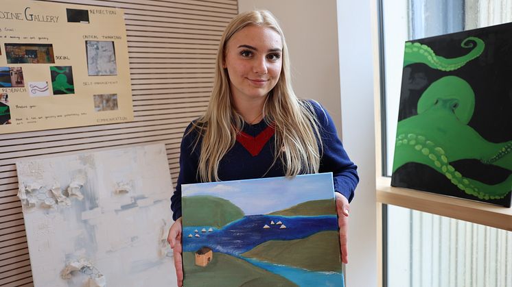 Nadine hat mit eigenen Bildern und Objekten eine Kunstgalerie erstellt.