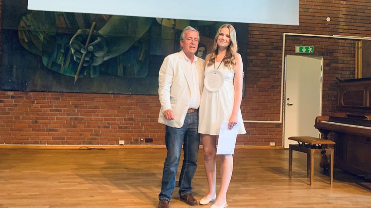 Jan Engman, 2:e vice ordförande i socialnämnden i Kumla kommun och Fea Nordström, årets stipendiat. 