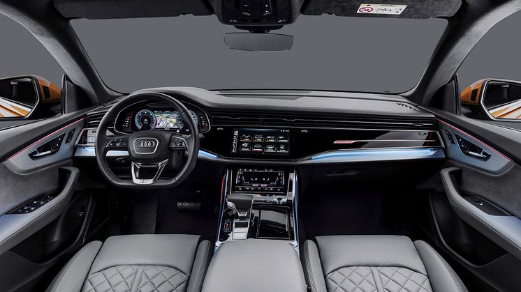Audi Q8 (dragon orange) interiør