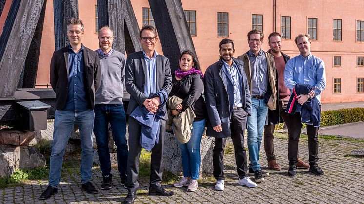 Från vänster: Johan Berggren, Mikael Johnson, Harald Näslund, Hanna Broberg, Joel Vestby, Kristofer Sundqvist, Viktor Bjelvenfeldt, Leo Björklund. Foto: Hoshi Johansson Form & Foto