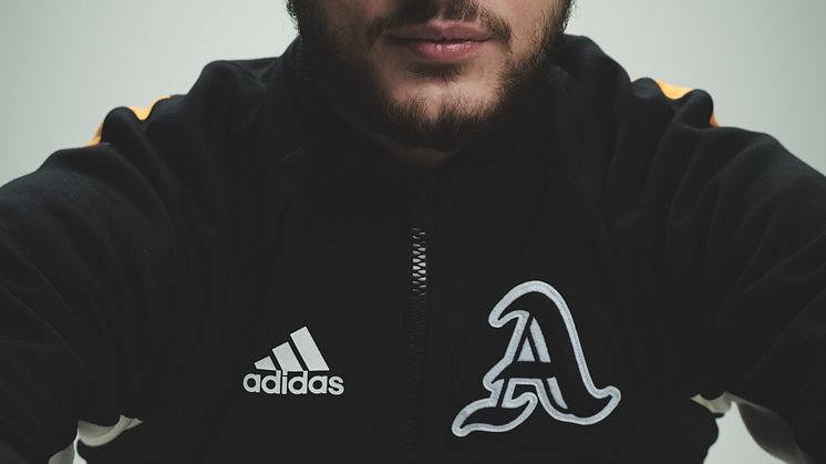 I efteråret 2020 fik Artigeardit temperaturen til at stige til hele seks koncerter i Store VEGA. Den 19. november er han tilbage med sit unikke rap-univers.