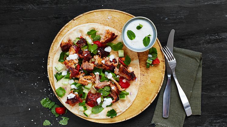 Smokey pulled pork på tortillabröd med gurka, mynta och spicy yoghurt