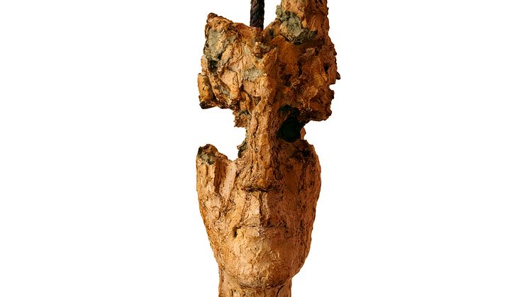 Skulptur ‹König› von Barbara Schnetzler, Ton, Schellack, Eisen (Foto: Malina Haid)