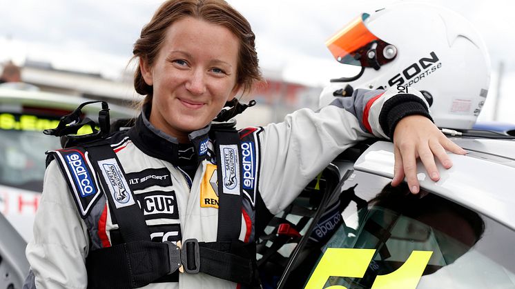 Linda Johansson siktar mot toppen i sin comeback i Renault Clio Cup