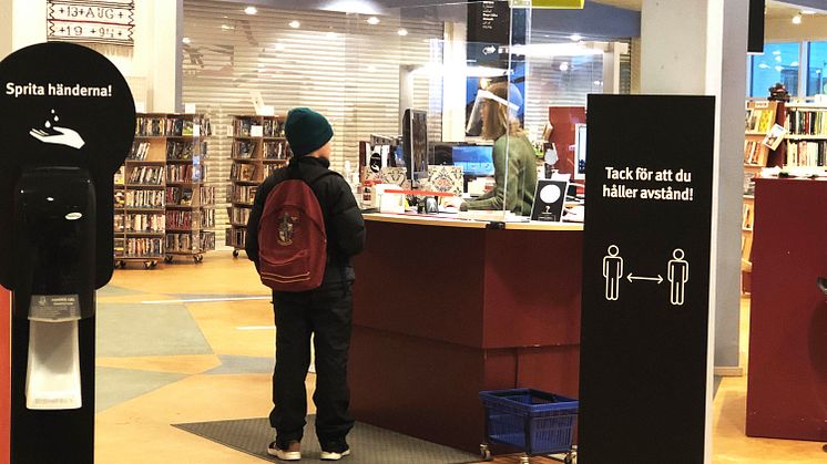 Biblioteken fick snabbt ställa om sin verksamhet när coronapandemin bröt ut under 2020. Bilden är från Bollnäs bibliotek. Foto: KB/Elisabet Rundqvist