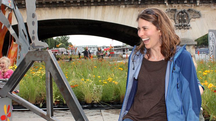 Wendy kjører også karusell og motbeviser at lekeapparater kun er for barn.