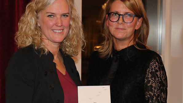 Författarna Ulrika Bergmark och Sara Viklund med sin nysläppta bok, Litteratursamtalets pedagogik.