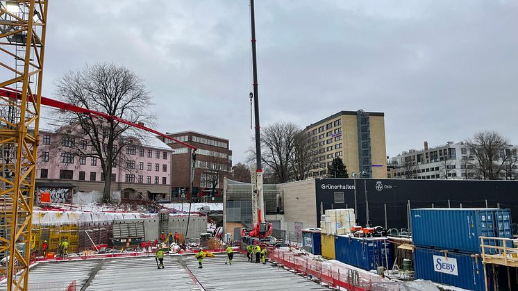 IMG_1968 Byggeplassen med spilleflaten mot mobilkran