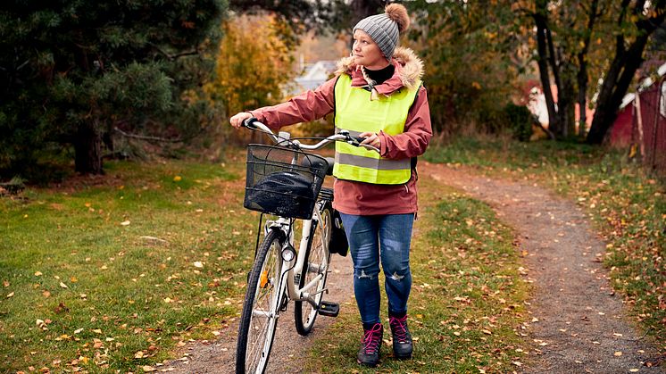 I vinterhalvårets mørke kan du forbedre sikkerheden betydeligt ved at gøre dig selv mere synlig i trafikken. Reflekser til cyklen, refleksvest og gode cykellygter gør en kæmpe forskel. Foto: PR. 