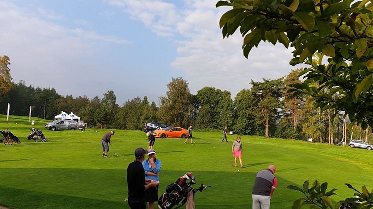 Närmare 100 deltog i golftävlingen.