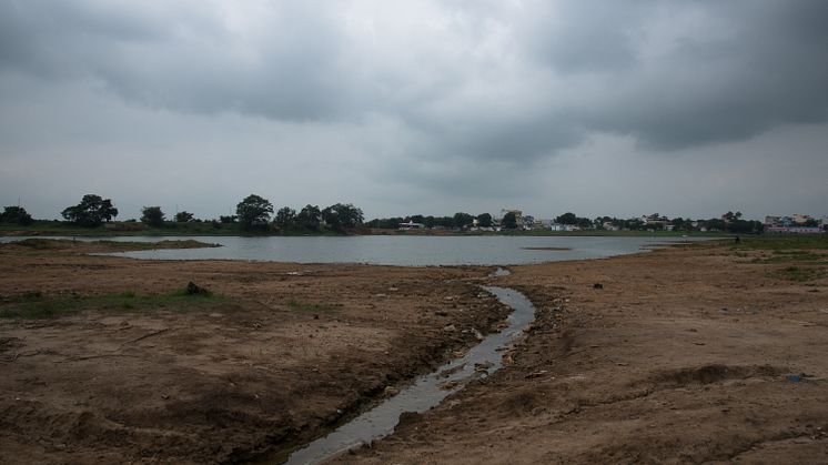 Utsläpp från Kazipallys industriområde som rinner rakt ut i sjön, Gaddapotharam, Indien. Från Swedwatch rapport "The Health Paradox", 2020.   Foto: Shailendra Yashwant