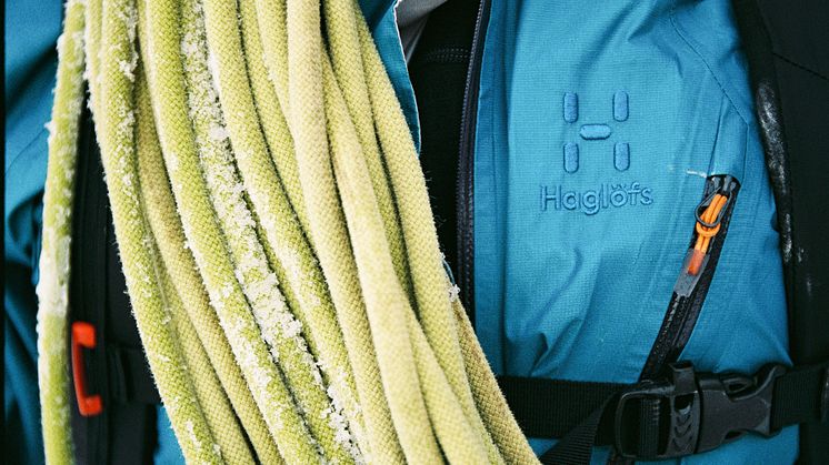 L.I.M Mountain PROOF Anorak Men_mosaic blue_details2_photo cred Jaka Bulc