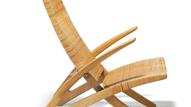 Hans J. Wegner: "Dolphin Chair". Rare oak folding chair with seat and back of woven cane. Made by cabinetmaker Johannes Hansen. Estimate: DKK 400,000-500,000 / € 53,000-67,000.