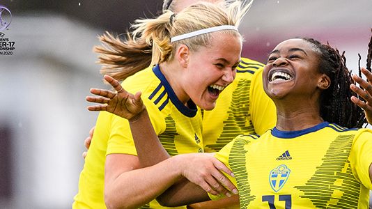 Johanna Svedberg och Monica Jusu Bah, spelare i svenska F17-landslaget, jublar efter ett mål. Foto: Svenska Fotbollförbundet