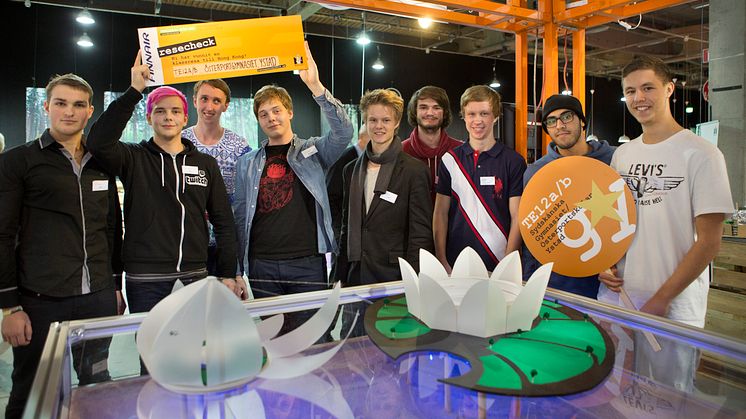 Delar av vinnarklass TE 12A och B på Österportskolan i Ystad framför modellen Lotus – the city of tomorrow. InnoCarnival Skåne 2014.
