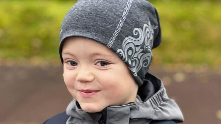 Olle Ytfeldt snart 7 år gillar sin nya mössa från Leksands Sparbank