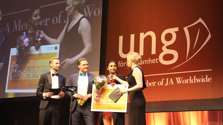 Jaspreet mottar priset som Årets säljare på den stora scenen under SM i Ung Företagsamhet