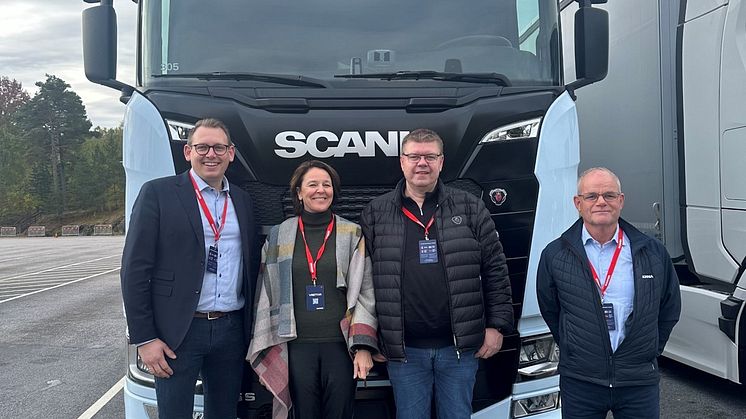 AVTALE SPIKRET: Intensjonsavtalen mellom BB Transport, Bring og Scania ble undertegnet ved Scanias kontor i Södertälje i Sverige. F.v. Steinar Westli, Anne Stenseth Kristoffersen, Kjetil Borlaug og Gisle Villanger. FOTO: Posten Bring