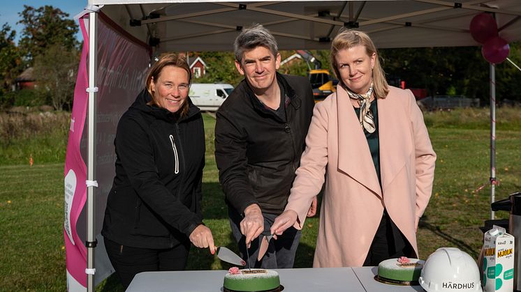 Från vänster: Charlotta Sabel Projektsäljare Svensk Husproduktion Projekt (SHP), Christofer Söderström, grundare av Härdhus, Emma Lokander, vice kommunstyrelseordförande i Tierps kommun