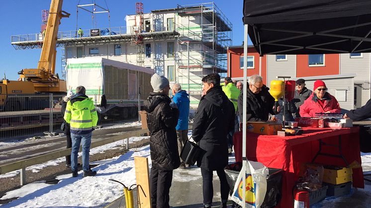Köparna i BoKlok Sjöstaden bjöds på grillad korv och montagevisning i Ystad i förra veckan