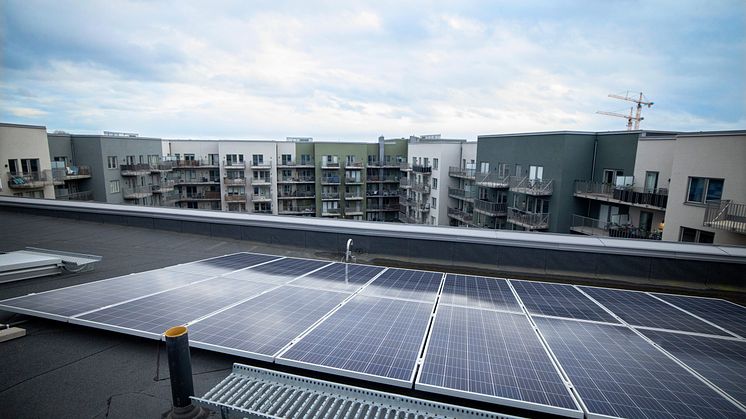 Solceller på en av Wallenstams fastigheter i  Barkarbystaden, Järfälla kommun. Foto: Peter Mörk, Wallenstam