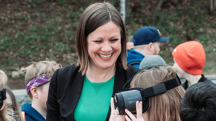 Byråd Hanna E. Marcussen avduket Fremtidsutsikten på Ekeberg på fredag. Her sammen med femteklassingene fra Hasle barneskole som har bidratt i prosjektet.