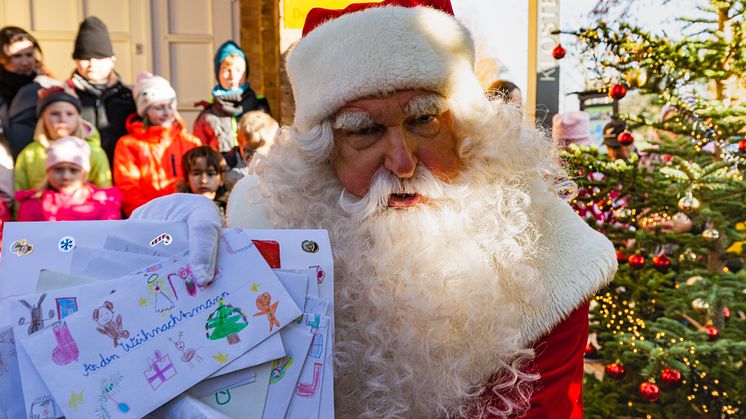 Viel Arbeit wartet auf den Weihnachtsmann im Weihnachtspostamt Himmelpfort (TMB-Fotoarchiv/Steffen Lehmann)