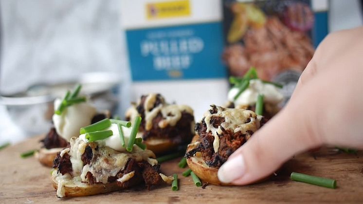 Tulip pulled beef på ugnsbakade potatishalvor