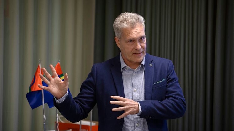 Professor Niklas Eklund, verksam vid institutionen för statsvetenskap vid Umeå universitet, lyfter fram den komplexa problematiken kring Natos roll vid en eventuell krissituation i Sverige och den växande komplexiteten inom modern hybridkrigföring.