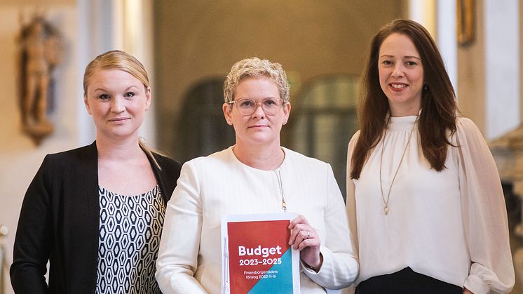 Borgarråden Clara Lindblom (V), Karin Manngård (S) och Åsa Lindhagen (MP) med budgetförslaget för Stockholm 2024 som presenterades den 11 oktober. Foto:Stockholms stad/ Via TT