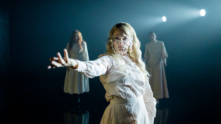 Emelie Strömberg, Anna Harling och Inez Andersson i Luciakandidaterna på Backa Teater. Foto: Ola Kjelbye