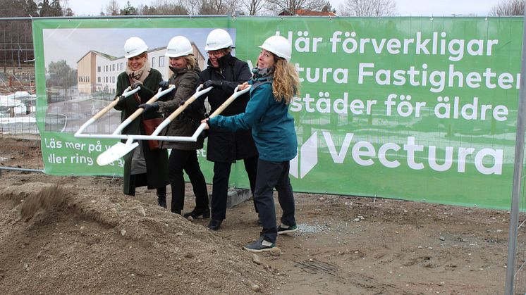 På bilden: Ulla Tansen Affärsområdetchef Vardaga, Susanne Ekblom VD Vectura Fastigheter, Kerstin Eskhult Ordförande i Socialnämnden samt Ingrid Westman ägare av Friendly Building.