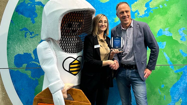 Awardübergabe: Frank Bremmers (npd Group) und Anja Beck (Wiltopia Projektteam)