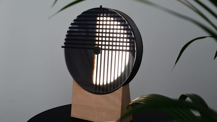 Klara är en bordslampa med flera funktioner tack vare de utbytbara skärmarna som kan roteras