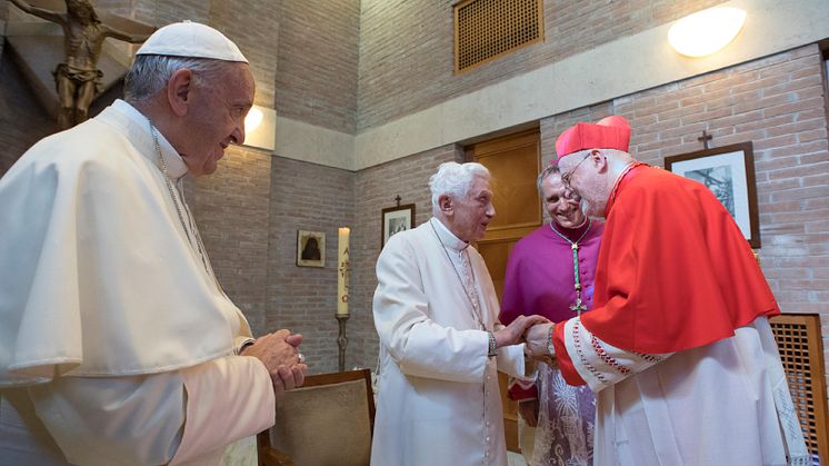 Påve Benedikt XVI brukade träffa alla nyblivna kardinaler, så även kardinal Arborelius i juni 2017.  Foto: Vatican Media