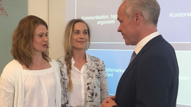 tidligere elever på TEC, Alicja Kontakiewicz og Anna Sobkowiak, sammen med Jan Tore Sanner, norsk minister for kundskab og integration.