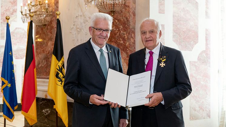 Ministerpräsident Winfried Kretschmann (l.) ehrte Prof. Götz W. Werner (r.) ©Staatsministerium Baden-Württemberg