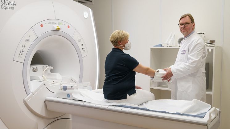 Medizinisch-technische Radiologieassistentin Meike Nödel-Zein und Dr. Martin Hoppe am neuen MRT der Hephata-Klinik.