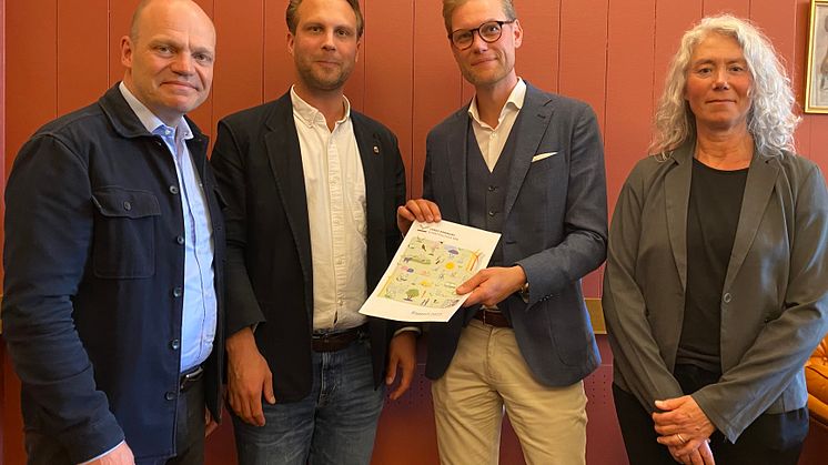 Anders Almgren (S) och Rasmus Törnblom (S) tar emot klimatpolitiska rådets rapport från rådets ordförande John Hultén och vice ordförande Misse Wester.