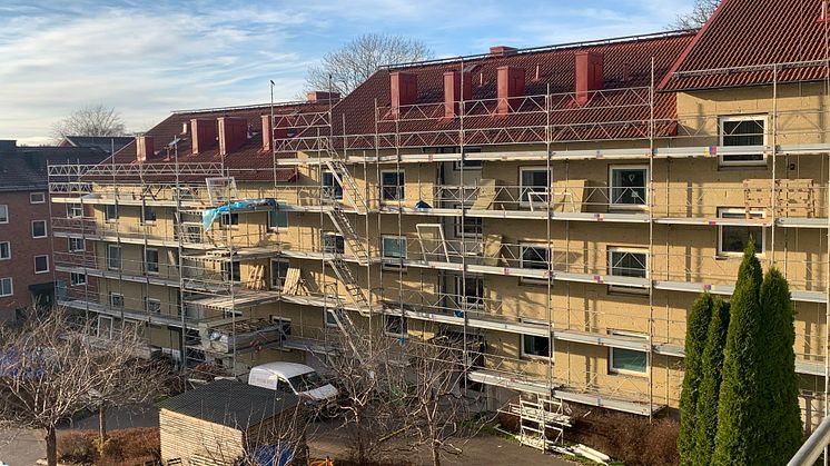 Riksbyggen glasar in balkonger och tilläggsisolerar Brf Hjälmen i Borås