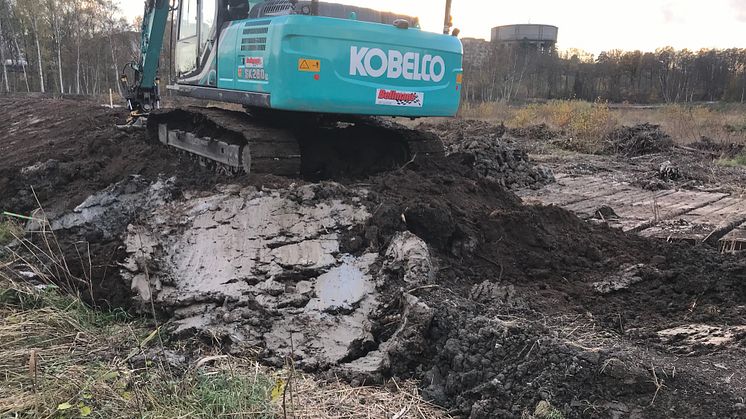 Kyrkogårdsförvaltningen har fällt tusentals träd och grävt gropar i lera, men ännu inte kommit särskilt långt med etapp 1 av Järva begravningsplats.