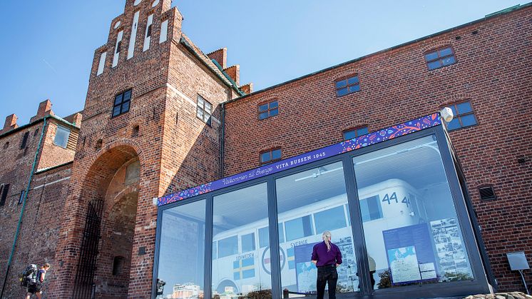 Den vita bussen framför Malmöhus slott
