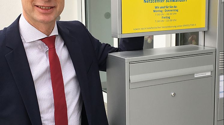 Technikvorstand Dr. Egon Westphal präsentiert das neue Gebäude des Netzcenters