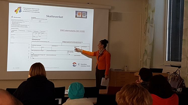 Päivi Koivupalo från Nordkalottens Gränstjänst i Haparanda-Torneå informerade gränsgångarna på Utbildning Nord om viktiga regler.